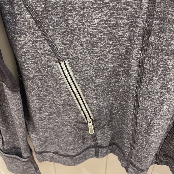 Lululemon Gray 1/2 Zip Pullover Long Sleeve Top—Beautiful Fabric!! EUC!  Size 6 - Picture 7 of 10